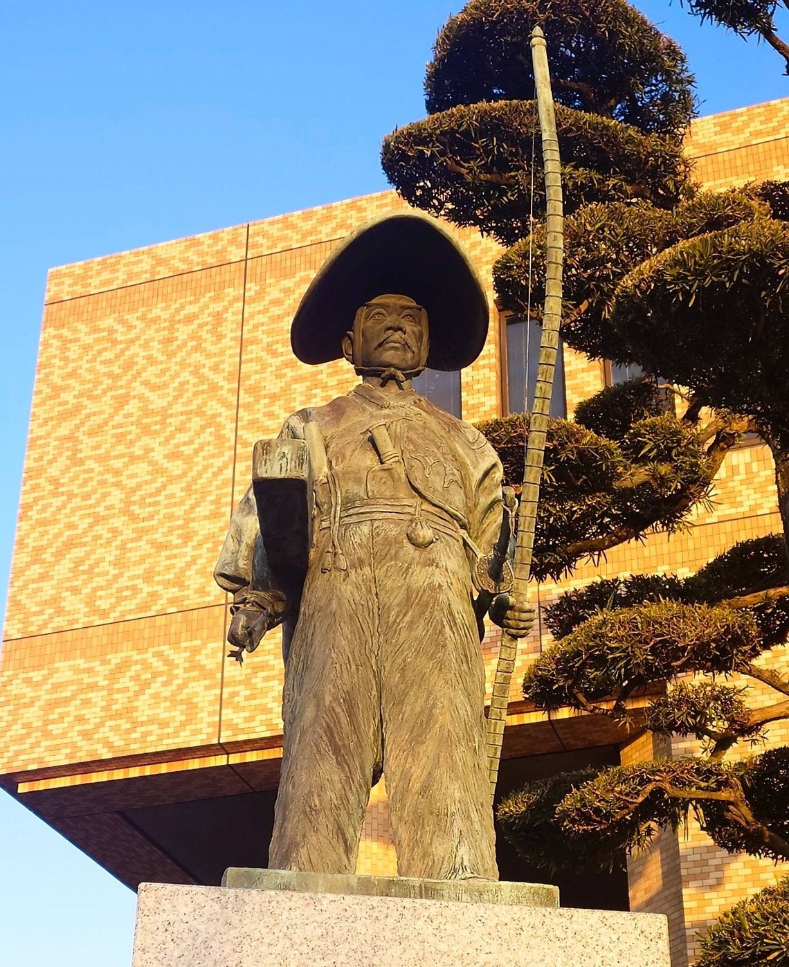 純銀刻印あり。宮尾？作者名？ 太田道灌 1462g 材質不明 木箱付き 太田 